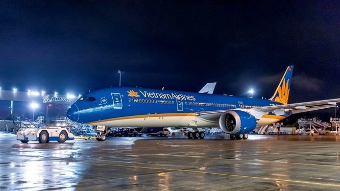 Ưu tiên các chuyến bay đêm hoặc sáng sớm để tiết kiệm chi phí