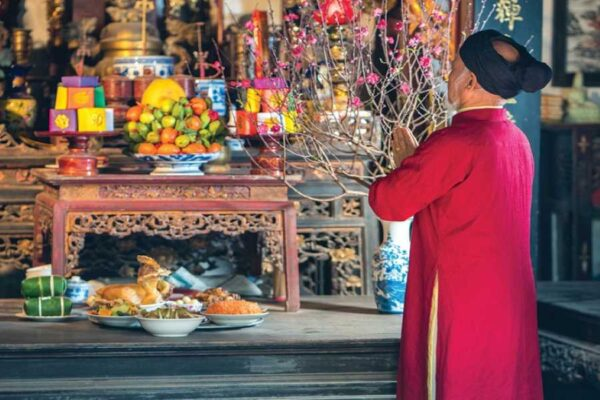 Tết Nguyên Đán là dịp bày tỏ lòng thành kính đến ông bà tổ tiên