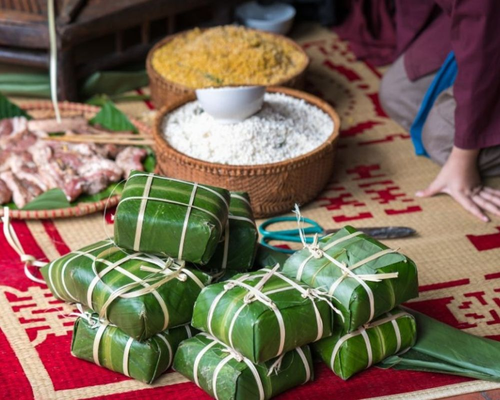Bánh chưng và bánh tét là hai món ăn truyền thống ngày Tết Nguyên đán